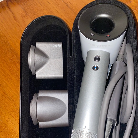 White dyson blow dryer with presentation case - Picture 2 of 5